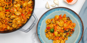 Beitragsbild des Blogbeitrags Cremige vegane One-Pot Pasta mit Paprika 