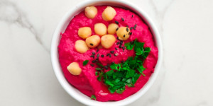 Beitragsbild des Blogbeitrags Cremiger Hummus mit Roter Bete 