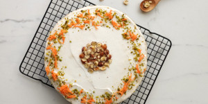 Beitragsbild des Blogbeitrags Bester veganer Karottenkuchen mit Frischkäsefrosting 
