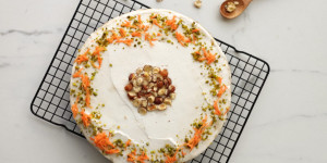 Beitragsbild des Blogbeitrags Bester veganer Karottenkuchen mit Frischkäsefrosting