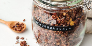 Beitragsbild des Blogbeitrags Knuspriges Schoko-Granola selber machen
