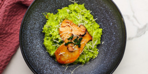 Beitragsbild des Blogbeitrags Veganes Bärlauchrisotto mit gebratenen Kräuterseitlingen