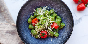 Beitragsbild des Blogbeitrags Vegane Bärlauchgnocchi mit Weißweinsauce