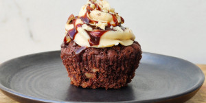 Beitragsbild des Blogbeitrags Vegane Schoko-Erdnusscreme-Cupcakes