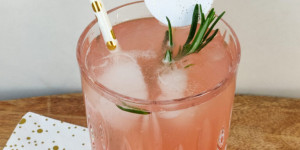 Beitragsbild des Blogbeitrags Einfacher Rhabarber-Erdbeersirup