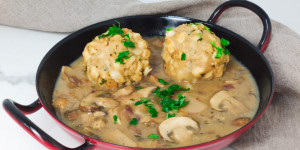 Beitragsbild des Blogbeitrags Vegane Pilzrahmsauce mit Semmelknödel 