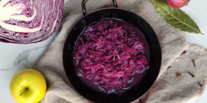Beitragsbild des Blogbeitrags Veganes Apfel-Rotkraut