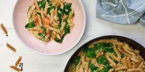 Beitragsbild des Blogbeitrags Cremige Nudelpfanne mit Blattspinat