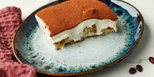 Beitragsbild des Blogbeitrags Veganes Tiramisu mit Biskuit 