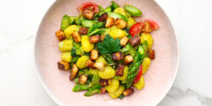 Beitragsbild des Blogbeitrags Spargel-Gnocchi-Pfanne mit knusprigem Tofu