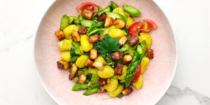 Beitragsbild des Blogbeitrags Spargel-Gnocchi-Pfanne mit knusprigem Tofu 