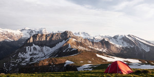 Beitragsbild des Blogbeitrags Die erste Bergtour mit Zelt: Planungshilfe mit allen Infos