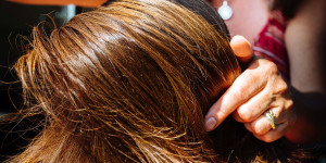 Beitragsbild des Blogbeitrags 20 + Gründe, warum sich der Besuch beim Naturfriseur lohnt