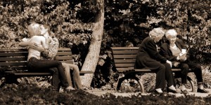 Beitragsbild des Blogbeitrags Junge Paare auf Bänken