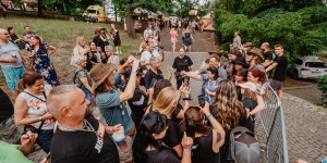 Beitragsbild des Blogbeitrags Being Spades oder: Der Mann und seine Groupieband