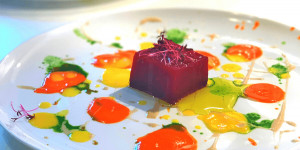 Beitragsbild des Blogbeitrags Rezept Massimo Bottura – Rote Beete an viererlei veganen Saucen 