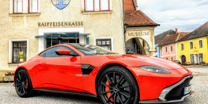 Beitragsbild des Blogbeitrags Weltpremiere in Orange – Aston Martin Vantage V8