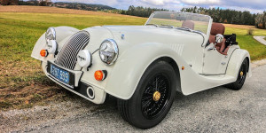 Beitragsbild des Blogbeitrags Morgan Plus Four – Britischer Roadster neu erfunden