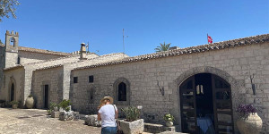 Beitragsbild des Blogbeitrags Die schönsten Landgüter Siziliens – Wohnen im Kloster