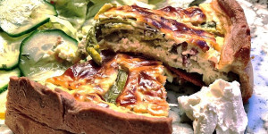 Beitragsbild des Blogbeitrags Frühlingshafte Quiche mit Spargel 