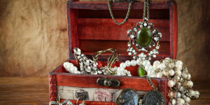 Beitragsbild des Blogbeitrags Vintageschmuck im Cocktail Stil – Sammlerstücke 