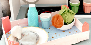 Beitragsbild des Blogbeitrags DIY-Tablett aus Erdbeerkisten