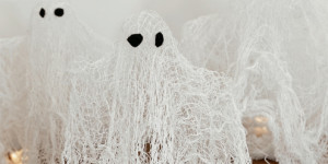 Beitragsbild des Blogbeitrags Halloween DIY: Gruselige Stoffgespenster 