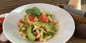 Beitragsbild des Blogbeitrags Tagliatelle mit Avocado & Tomaten