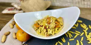 Beitragsbild des Blogbeitrags Nudelpfanne mit Huhn, Curry & Mandarinen