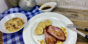 Beitragsbild des Blogbeitrags Gesurter Schweinsbraten mit Kraut und Serviettenknödel 