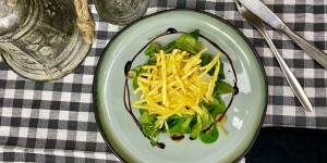 Beitragsbild des Blogbeitrags Knuspriges Ei auf Vogerlsalat