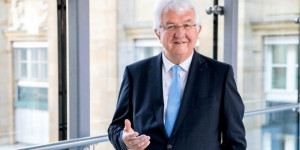 Beitragsbild des Blogbeitrags Nationalbank startet Podcast: In Folge 1 spricht OeNB-Gouverneur  Holzmann über Geldpolitik 