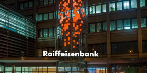 Beitragsbild des Blogbeitrags Raiffeisen NÖ-Wien erstrahlt orange: Starkes Zeichen gegen Gewalt an Frauen