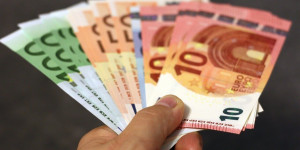 Beitragsbild des Blogbeitrags EU Kommission: Zahlungen mit Bargeld sollen eingeschränkt werden 