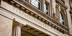 Beitragsbild des Blogbeitrags Commerzialbank: Einlagensicherung (ESA) klagt Republik auf 490 Millionen Euro