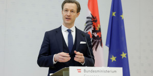 Beitragsbild des Blogbeitrags „profil“-Umfrage: 44 Prozent der Österreicher wollen Rücktritt von Finanzminister Gernot Blümel 