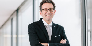 Beitragsbild des Blogbeitrags Bank für Tirol und Vorarlberg Quartalsbericht: Solide Geschäftsentwicklung und zwei Auszeichnungen