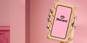 Beitragsbild des Blogbeitrags Stocard schließt sich Klarna an und übernimmt die “Smoooth”-Markenidentität
