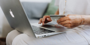 Beitragsbild des Blogbeitrags Paysafe-Studie: Inflation verunsichert KonsumentInnen bei Online-Zahlungen