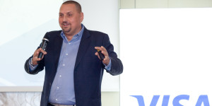 Beitragsbild des Blogbeitrags Alexander Gradl-Noll, 360 Euronet Finance: „Digital ist befriedigend und gegenwärtig.“