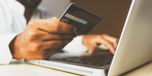 Beitragsbild des Blogbeitrags Paysafe: Mehr als die Hälfte der Online-Händler melden Probleme beim Bezahlen während Stoßzeiten   