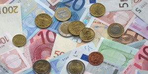 Beitragsbild des Blogbeitrags UrlaubsEuro 2023 im Durchschnitt um 20 Prozent mehr wert als zu Hause