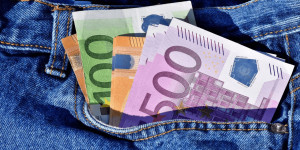 Beitragsbild des Blogbeitrags Offerista Group: Cash oder Karte? Bezahlen im Ländervergleich 