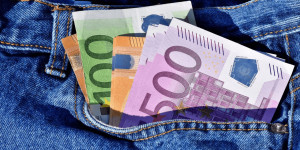 Beitragsbild des Blogbeitrags Offerista Group: Cash oder Karte? Bezahlen im Ländervergleich