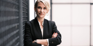 Beitragsbild des Blogbeitrags Stefanie Ahammer, VISA: „Die besten Finanz-Marketing-Profis zeichnen sich durch Kreativität, Raffinesse und ‚Out-of-the-Box-Denken aus.”