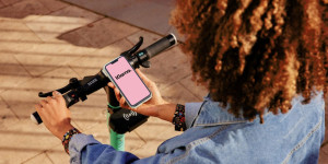 Beitragsbild des Blogbeitrags Klarna und TIER Mobility starten Partnerschaft