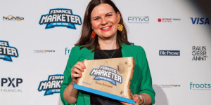 Beitragsbild des Blogbeitrags Sonja Schwarz, UNIQA: „Ich freue mich riesig über die Anerkennung und Bestätigung meiner Arbeit als Finance Marketer of the year.” 