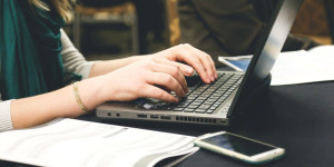 Beitragsbild des Blogbeitrags WK Wien-Umfrage: Schulfach Finanzwissen ist erforderlich
