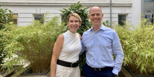 Beitragsbild des Blogbeitrags Stefanie Ahammer (Visa) und Peter Steinbauer (Wüstenrot): „Die Visa-Debit Karte für die Wüstenrot Bank ist für uns ein Leuchtturmprojekt.“