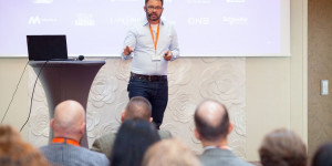 Beitragsbild des Blogbeitrags tubics Exklusiv-Studie: Wie Banken und Versicherungen im DACH-Raum YouTube-Marketingstrategien einsetzen (sollten)